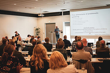 Link til større version af billede med Joshua Charles Skewes, der taler ved It-vest-konferencen 2019