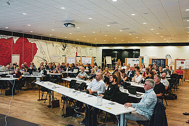 Link til større version af billede med vue ud over deltagerne i konferencesalen