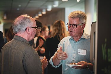 Link til større version af billede med Michael E. Caspersen i samtale med konferencedeltager