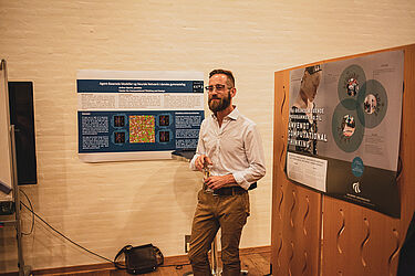 Link til større version af billede, hvor Arthur Hjorth fra Aarhus Universitet præsenterer sin poster