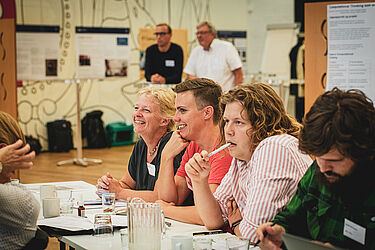 Link til større version af billede med en række af deltagere ved It-vest-konferencen 2019