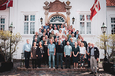 Link til større version af billede med deltagerne på trappen ved Bygholm Parkhotel