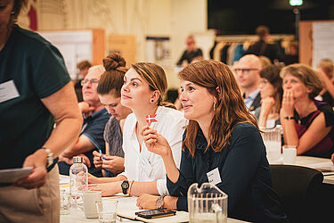 Link til større version af billede med fokus på to deltagere i It-vest-konferencen 2019