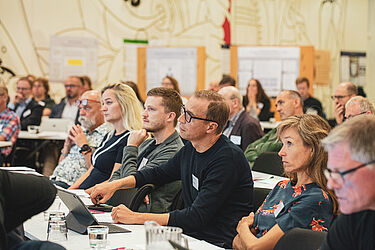 Link til større version af billede, hvor deltagere lytter ved It-vest-konferencen 2019