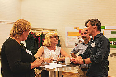 Link til større version af billede af fire deltagere i samtale ved It-vest-konferencen 2019