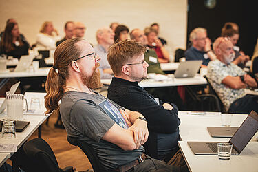 Link til større version af billede med lyttende deltagere ved It-vest-konferencen 2019