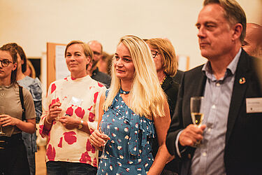 Link til større version af billede med lyttende deltagere under It-vest-konferencens postersession 