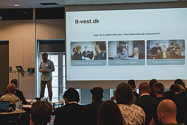 Link til større version af billede, hvor It-vests direktør Michael E. Caspersen er på scenen