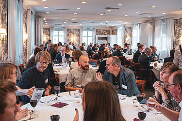 Link til større version af billede med vue ud over festmiddagen ved It-vest-konferencen 2019