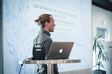 Link til større version af billede med Kristian Gade Kjelmann under It-vest-konferencen 2019