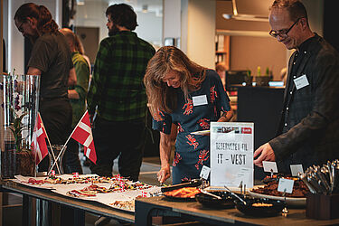 Link til større version af billede, hvor It-vests 20 års fødselsdag fejres med kagemand