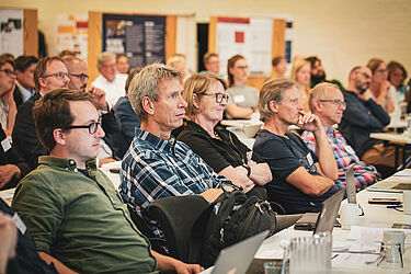 Link til større version af billede med en fyldt konferencesal under It-vest-konferencen 2019