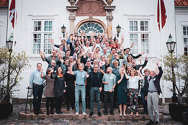 Link til større version af billede med konferencedeltagerne på trappen op til Bygholm Parkhotel