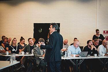 Link til større version af billede med Andrea Carugati, der taler ved It-vest-konferencen 2019