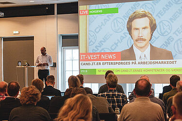 Link til større version af billede af Brian Landbo fra Seismonaut på scenen